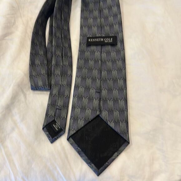 Kenneth Cole Men’s Tie - 100% Silk - purple/gray - Picture 3 of 5